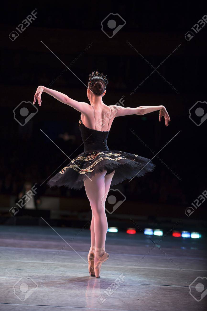 白鳥の湖 後ろから見たパフォーマンスのステージのリハーサルで踊りプリマ バレリーナ の写真素材 画像素材 Image