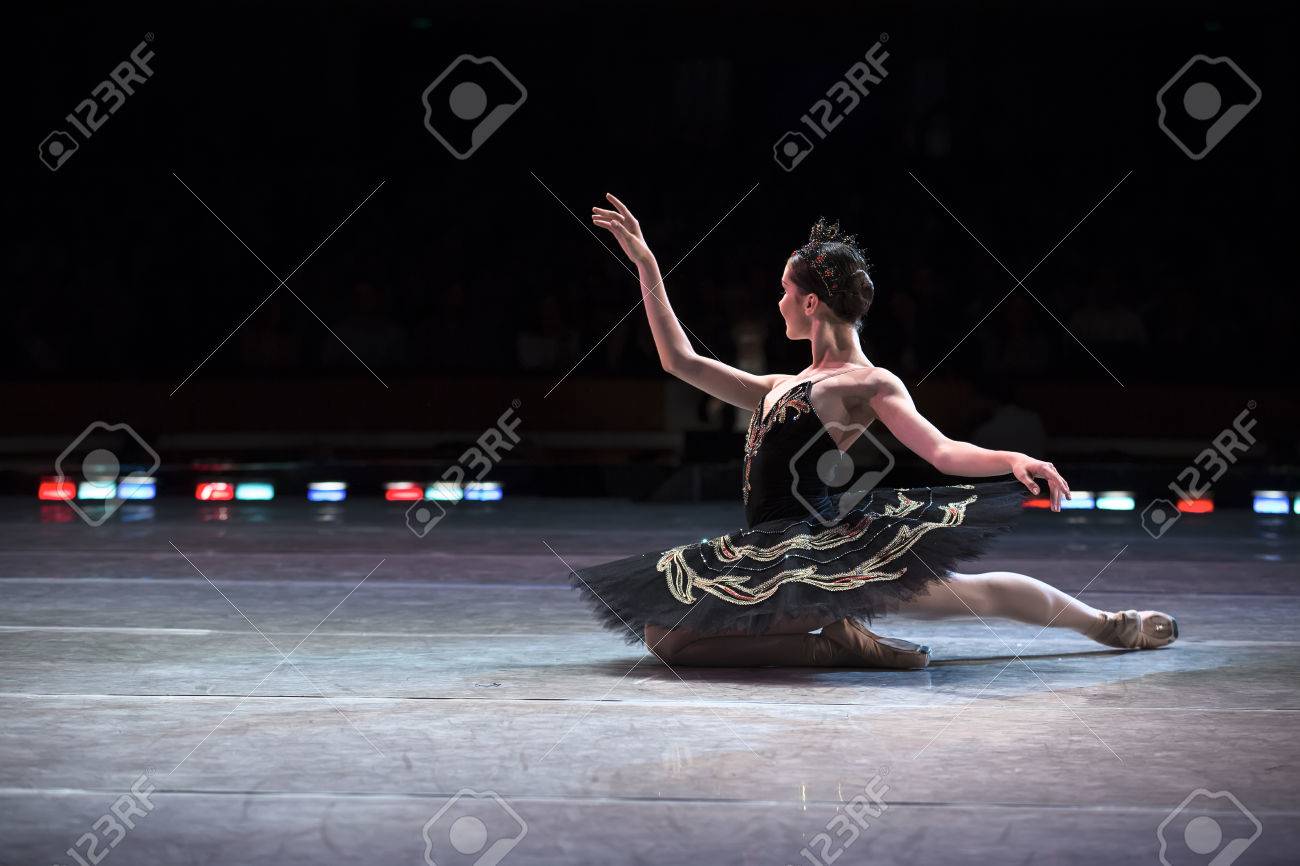 プリマ バレリーナ白鳥の湖 の公演でステージのリハーサルで踊りは プロファイルを表示します の写真素材 画像素材 Image