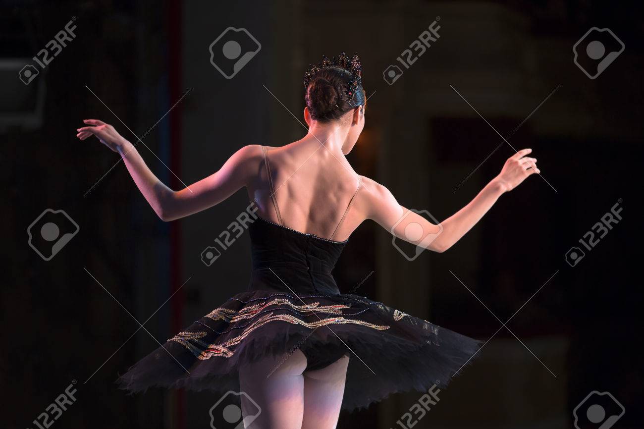 白鳥の湖 後ろから見たパフォーマンスのステージのリハーサルで踊りプリマ バレリーナ の写真素材 画像素材 Image