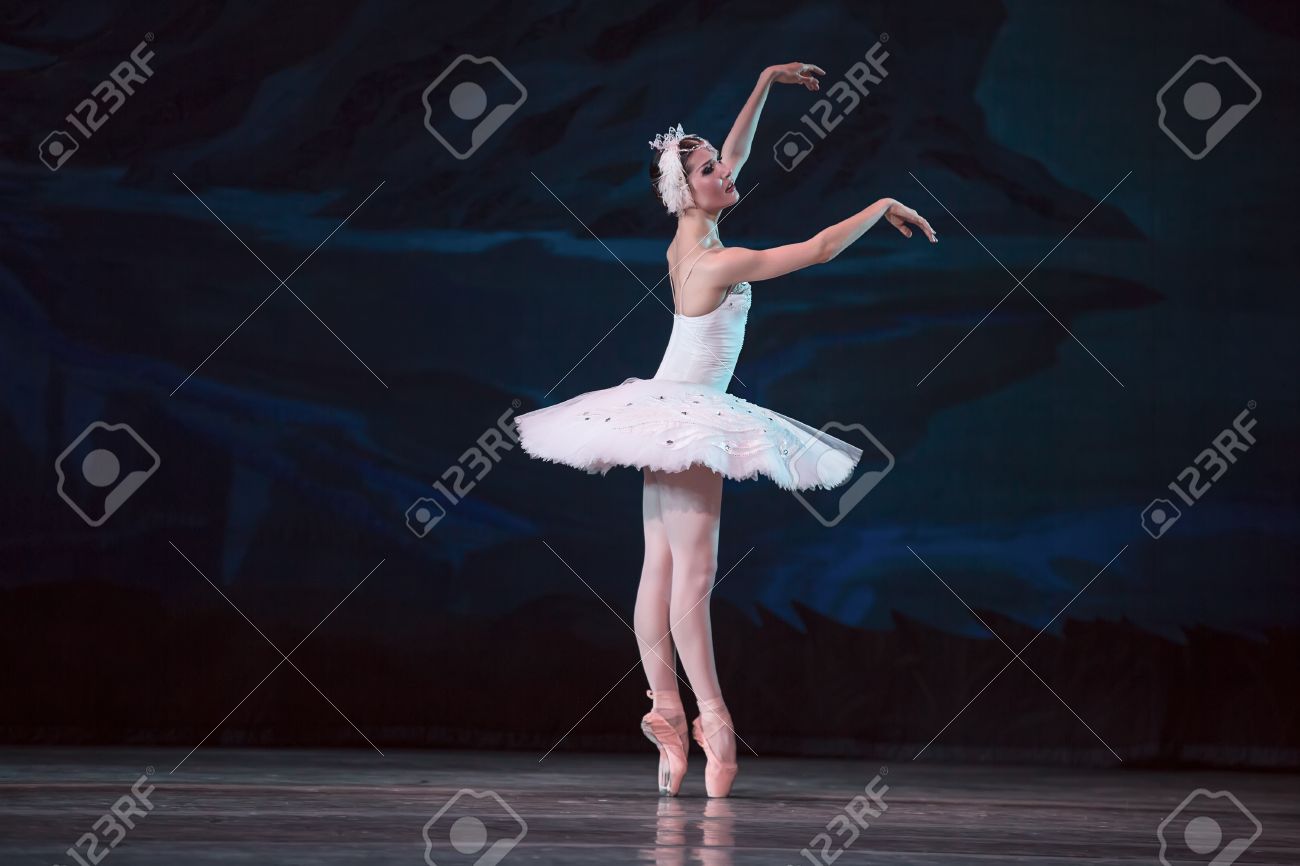 優雅に装飾的な演劇のバック グラウンドの上でダンス ステージでプリマ バレリーナ ホワイト スワン バレエ白鳥の湖 キエフ ウクライナのオペラハウス の写真素材 画像素材 Image
