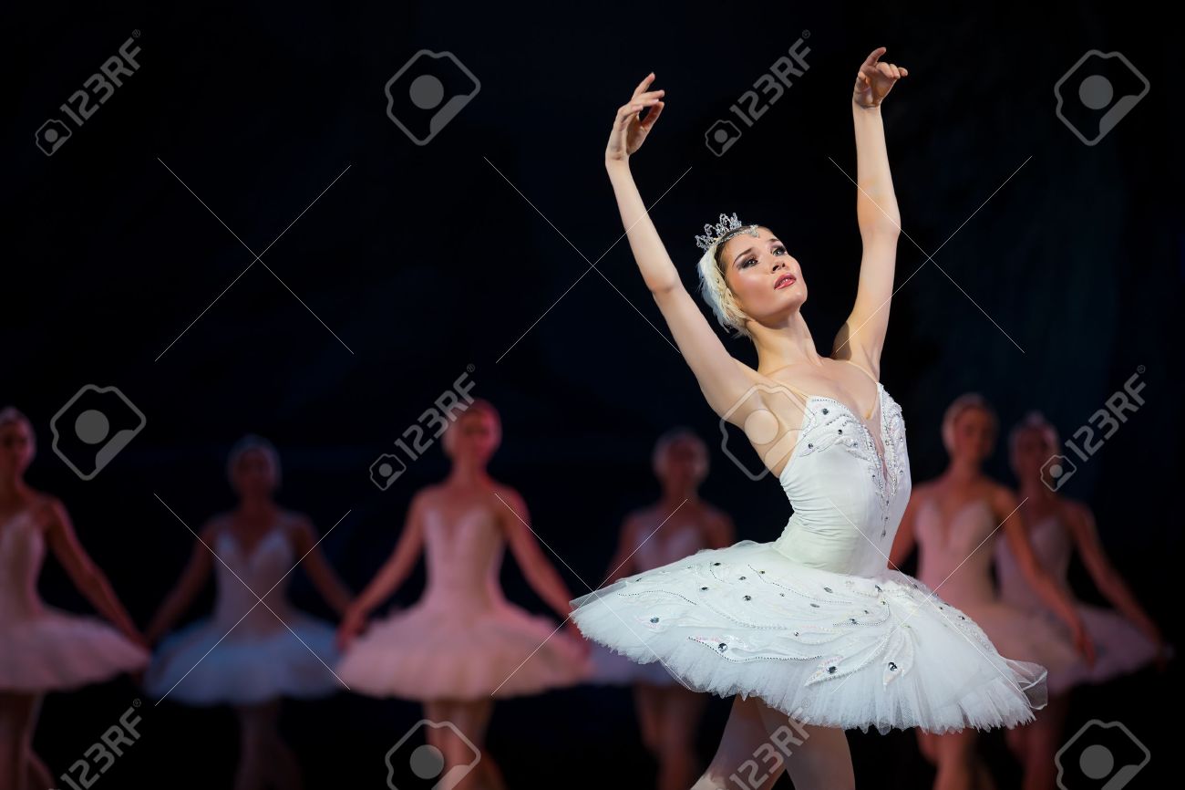 他のダンサーに対して優雅に踊るステージでプリマ バレリーナ ホワイト スワン バレエ白鳥の湖 キエフ ウクライナのオペラハウス の写真素材 画像素材 Image