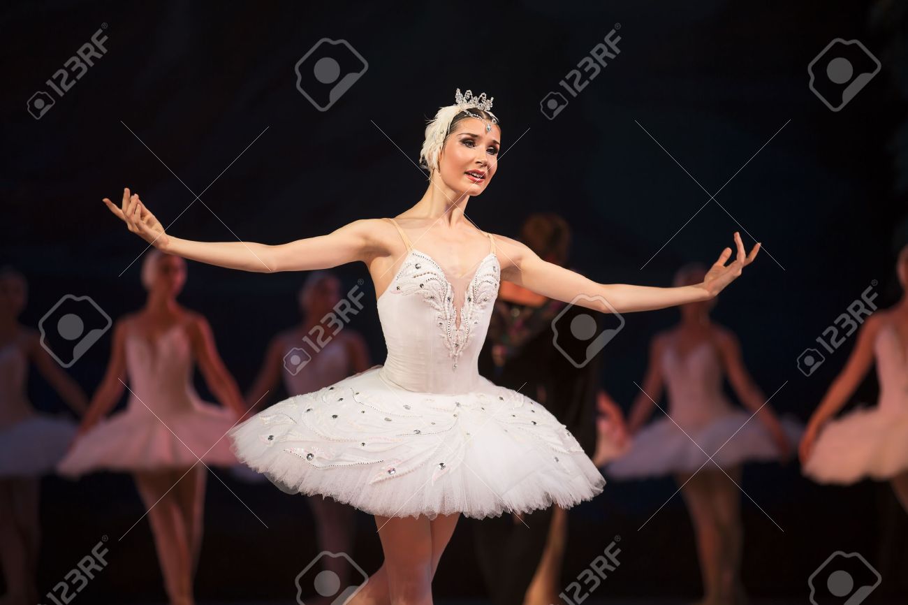 他のダンサーに対して優雅に踊るステージでプリマ バレリーナ ホワイト スワン バレエ白鳥の湖 キエフ ウクライナのオペラハウス の写真素材 画像素材 Image