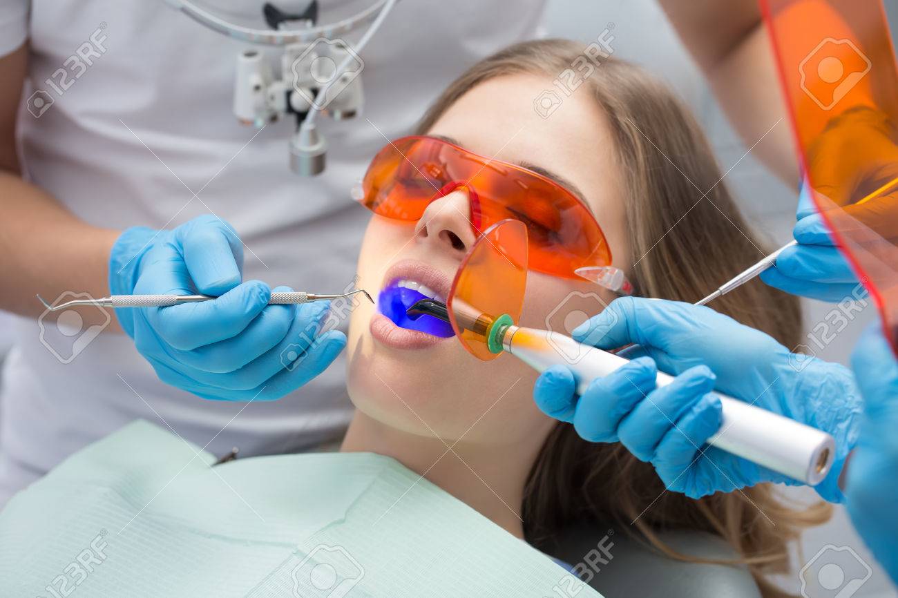 paciente de la muchacha en la clinica dental para blanquear los dientes lampara uv con la composicion de fotopolimero fotos retratos imagenes y fotografia de archivo libres de derecho image 51069523