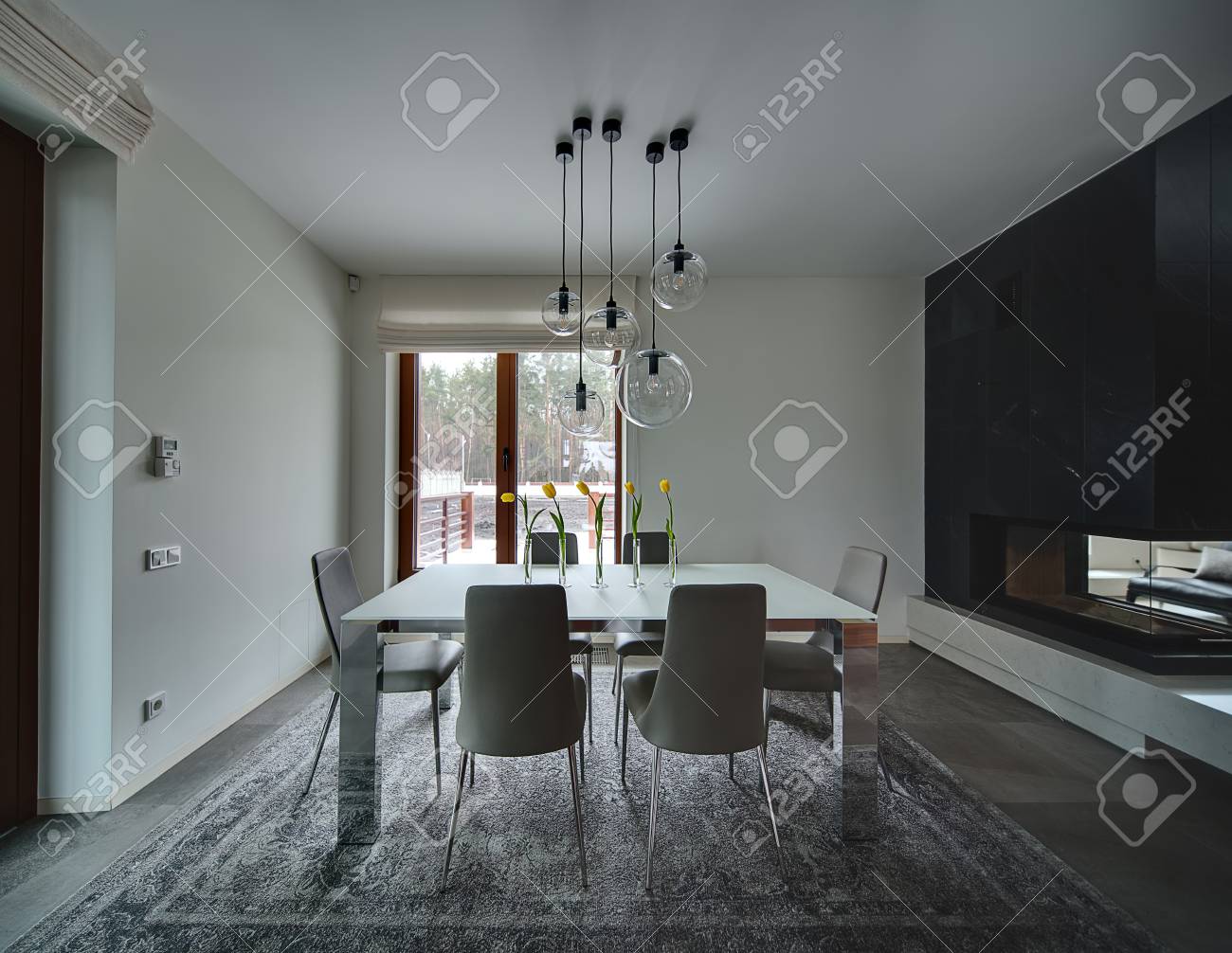 Habitacion Con Paredes De Color Claro En El Piso Hay Azulejos