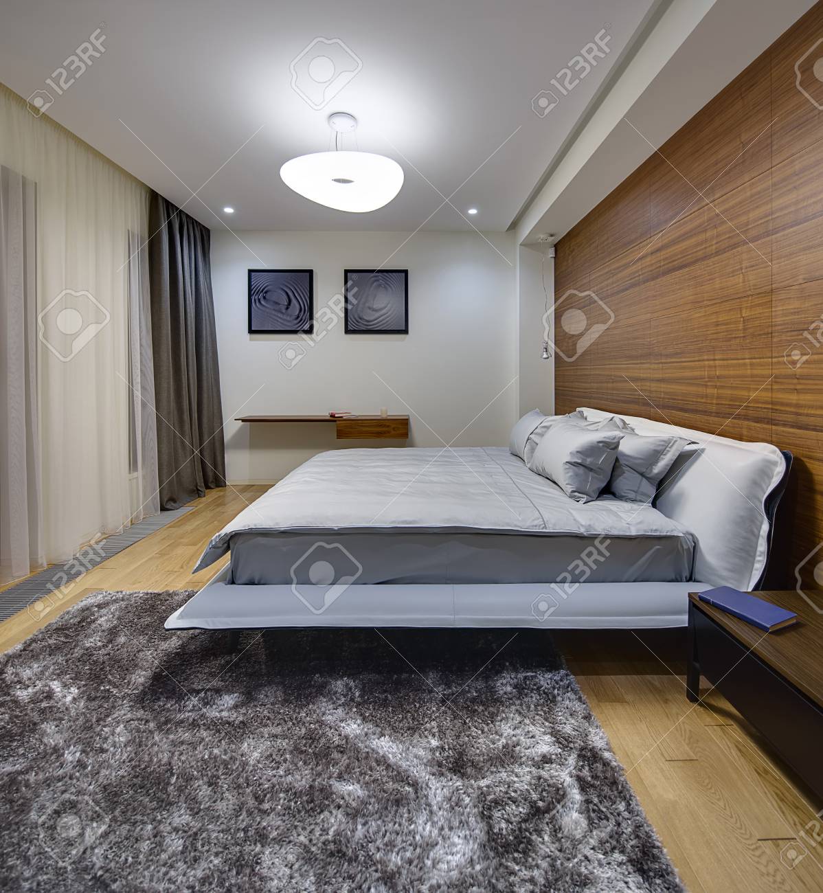 Dormitorio En Un Estilo Moderno Con Paredes De Color Claro Hay