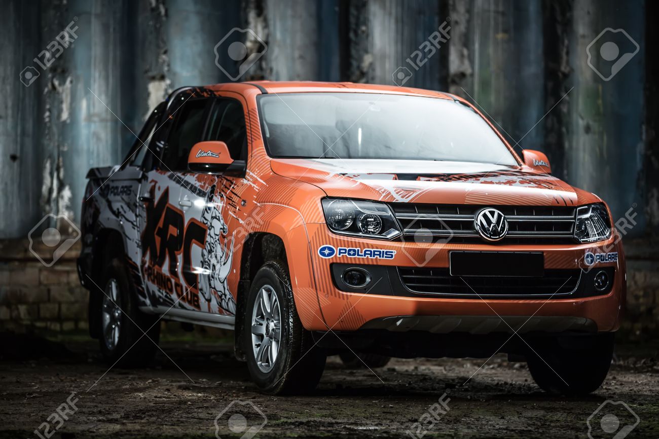 キエフ ウクライナ 14 年 5 月 14 日 フォルクスワーゲン Amarok のスポーツ車をチューニングします 白と黒のプリントと オレンジ色で着色しました エディトリアル写真 の写真素材 画像素材 Image