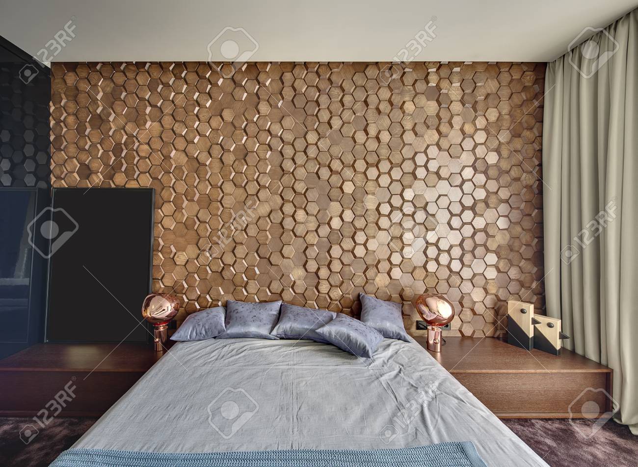 Zeitgenössisches Schlafzimmer mit einem Burgunder-Teppich auf dem Boden. Es gibt ein Bett mit Kissen und einer Decke, Holzgestell mit Design-Lampen Zeitgenössisches Schlafzimmer mit einem Burgunder-Teppich auf dem Boden. Es gibt ein Bett mit Kissen und einer Decke, Holzgestell mit Design-Lampen