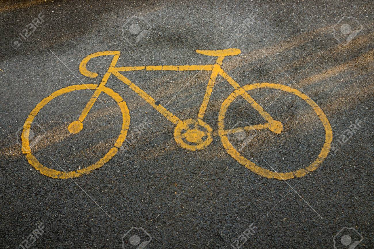 Gelbes Fahrrad Schild Auf Der Asphaltierten Strasse Gemalt Lizenzfreie Fotos Bilder Und Stock Fotografie Image