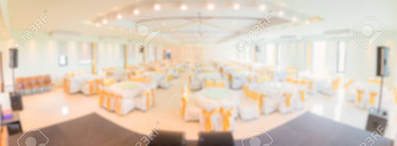 esstisch eingestellt dining standardbild unscharfes bild großer esstisch eingestellt für hochzeit abendessen oder ein festivalevent mit schönen lichter dekoration im inneren große eingestellt für esstisch eingestellt dining standardbild unscharfes bild großer esstisch eingestellt für hochzeit abendessen oder ein festivalevent mit schönen lichter dekoration im inneren große eingestellt für