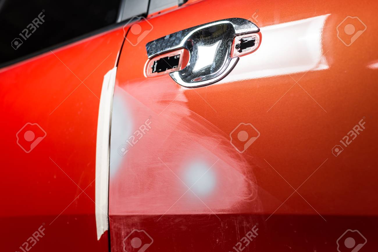 自動車ボディ修理シリーズ 傷のオレンジ色の車のドア の写真素材 画像素材 Image