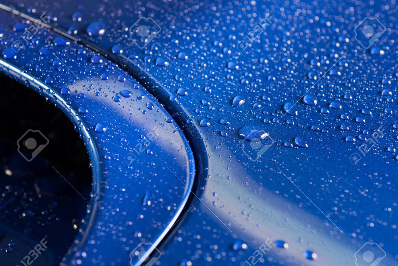 カーディテー シリーズ 青い車のボンネットに水滴 の写真素材 画像素材 Image