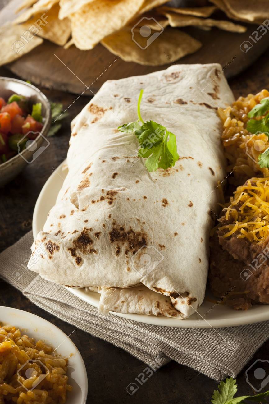 Maison Burrito De Boeuf Geant Avec De La Laitue Salsa Et Rice Banque D Images Et Photos Libres De Droits Image 31209442
