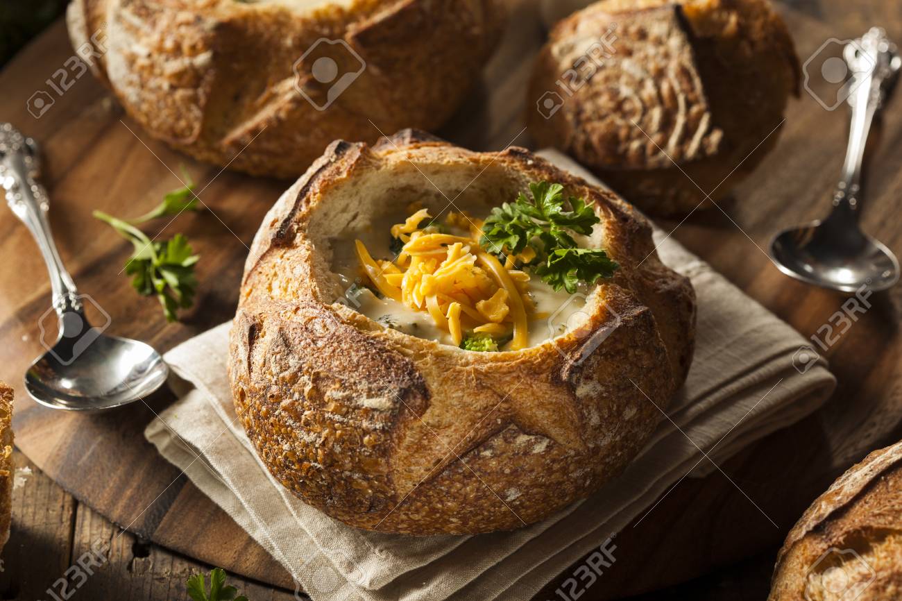 Selbst Gemachte Brokkoli Und Cheddarkase Suppe In Einer Brot Schussel Lizenzfreie Fotos Bilder Und Stock Fotografie Image 32916343