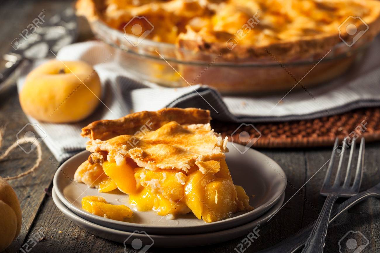 手作りの温かみのある桃パイを食べて準備 の写真素材 画像素材 Image