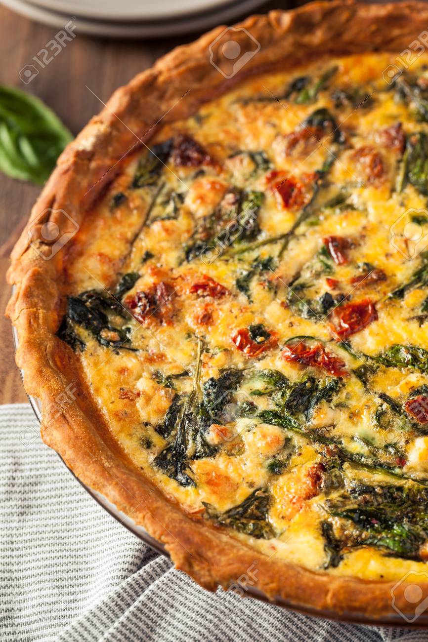 自家製の安っぽい卵ブランチほうれん草とトマトのキッシュ の写真素材 画像素材 Image