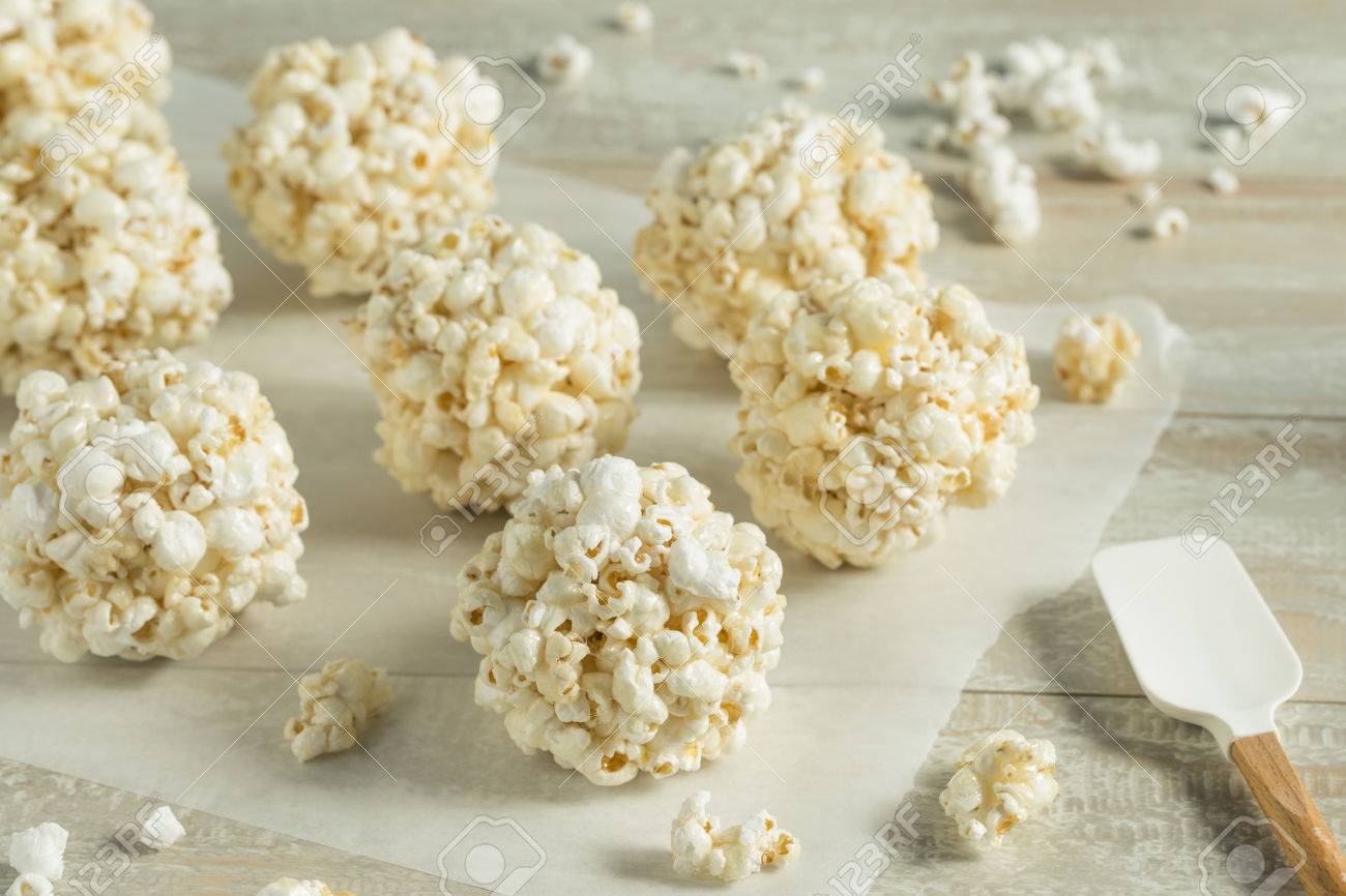 甘い自家製ポップコーン ボールを食べて準備 の写真素材 画像素材 Image