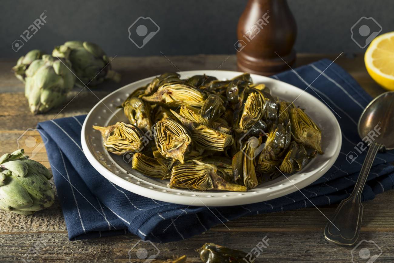 オリーブ オイルとレモンのロースト有機赤ちゃんアーティ チョーク の写真素材 画像素材 Image