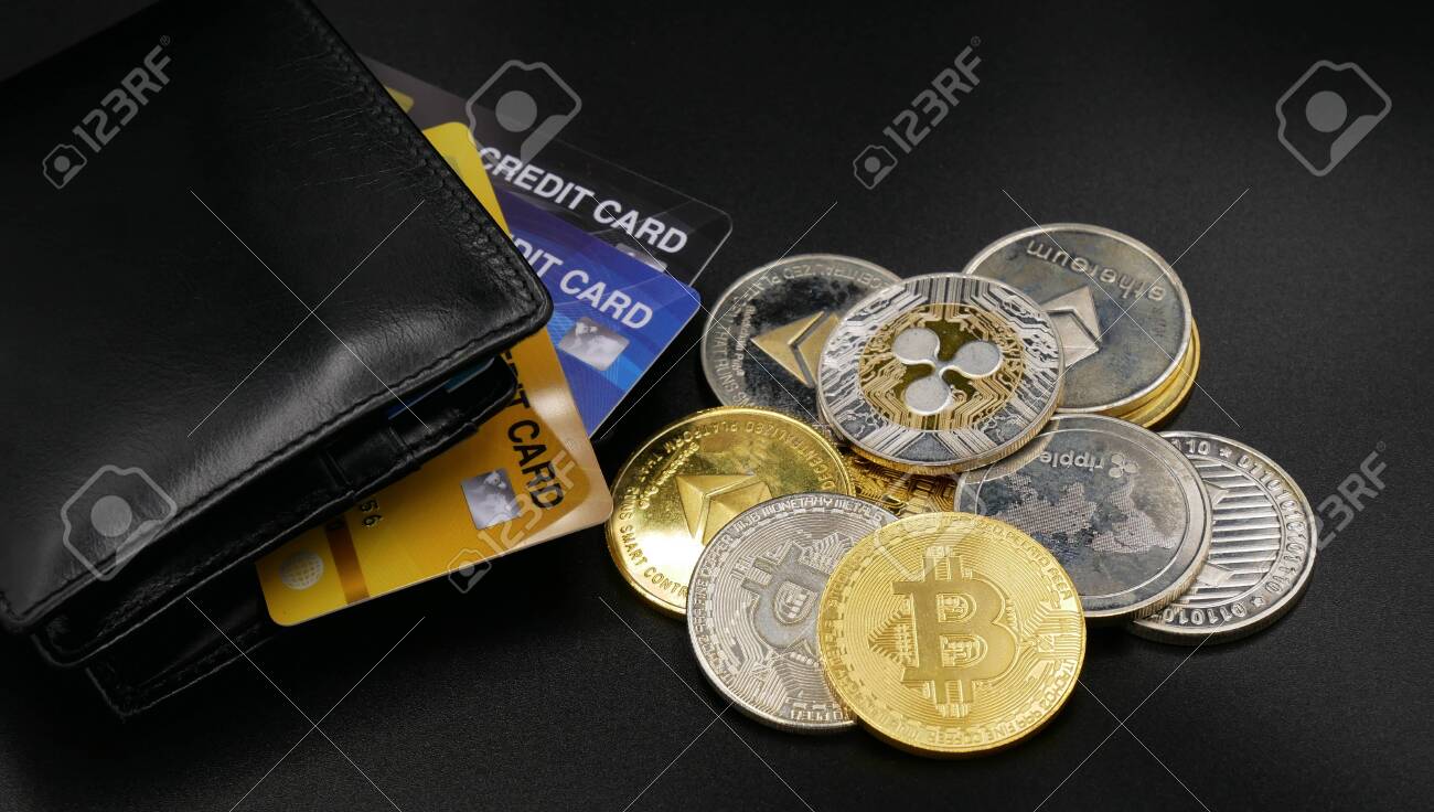 黒の背景にブロックチェーン技術を使用することによる新しい仮想通貨の世界の暗号通貨とデジタル決済システムであるビットコインと革の財布とクレジットカードの物理的なバージョンの写真素材・画像素材  Image 131591148