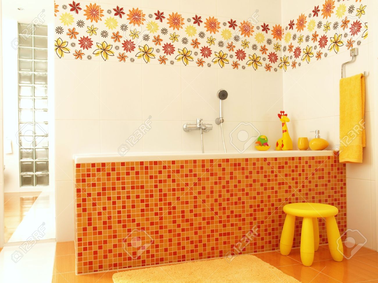 archivio fotografico bagno per i bambini con mosaico arancione