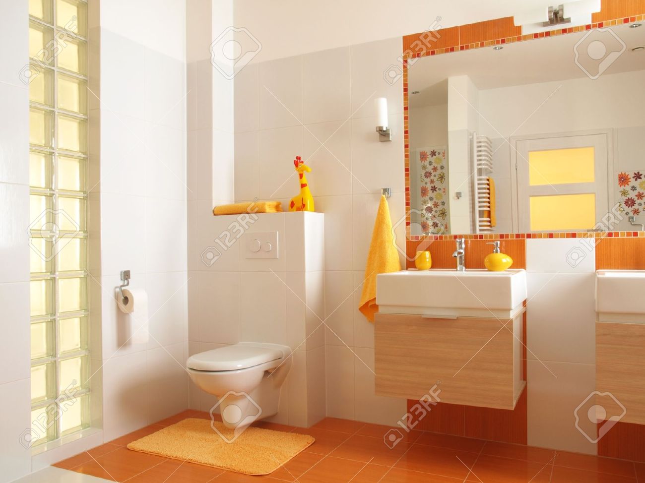 piastrelle bagno bagno friendly per i bambini con piastrelle e decori di fiori d