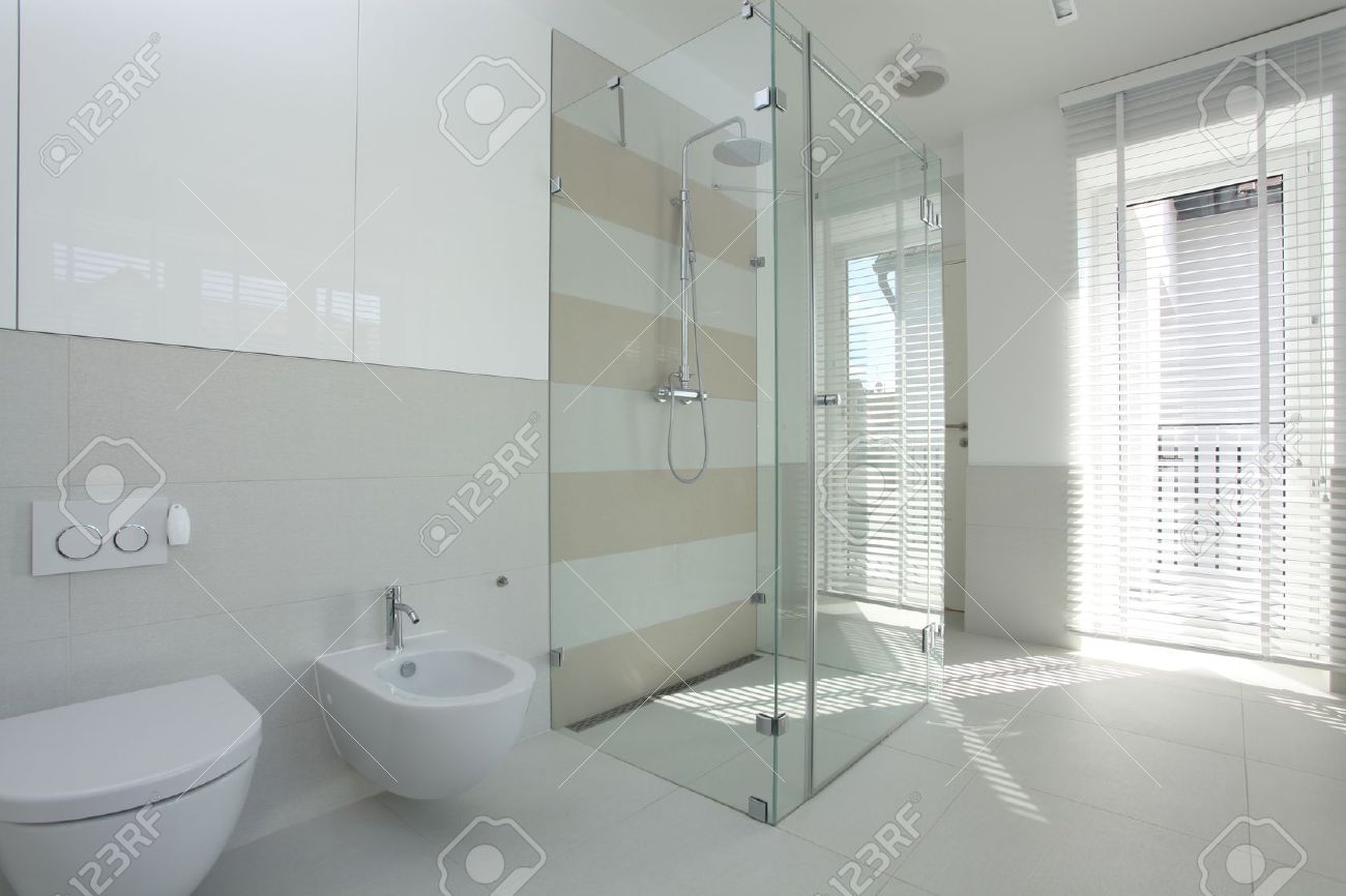 BelsÅ tágas, világos és modern fürdÅszoba royalty free stock fotók ... Fürdőszoba világos