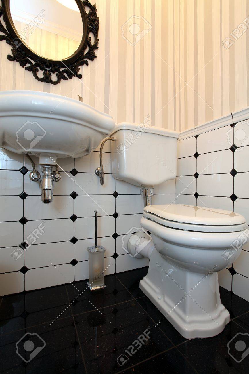 Franzosisch Stil Bad Mit Wc Und Waschbecken Lizenzfreie Fotos Bilder Und Stock Fotografie Image 15647396