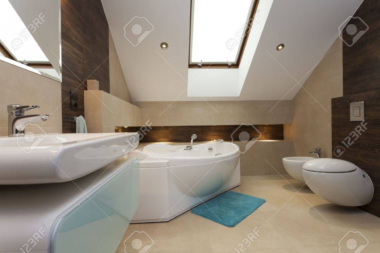 Interior Del Cuarto De Baño Moderno Con Bañera Enorme Fotos ... Interior Del Cuarto De Baño Moderno Con Bañera Enorme Fotos ...