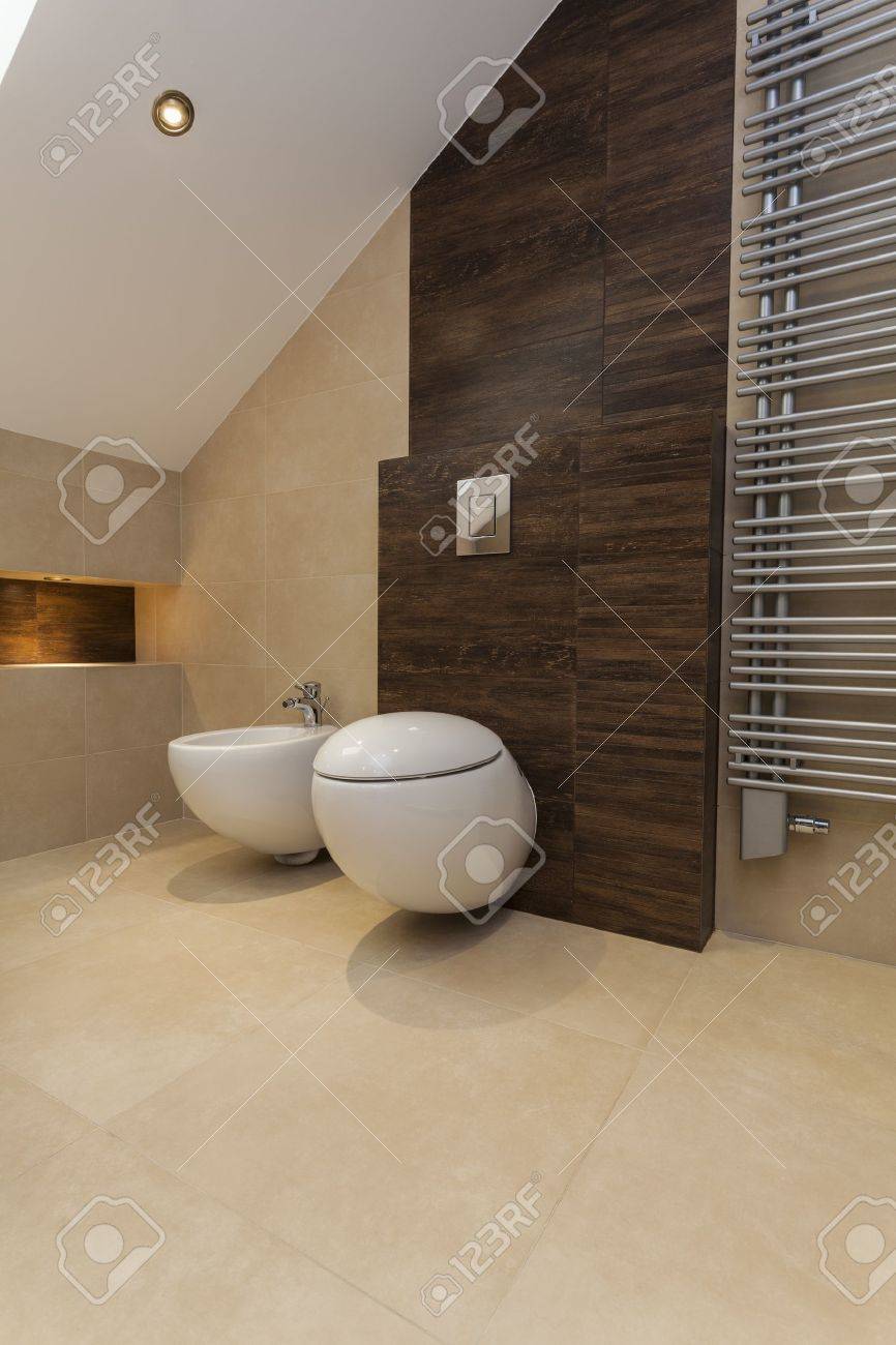 Wc e bidet nel bagno beige e marrone foto royalty free, immagini ...