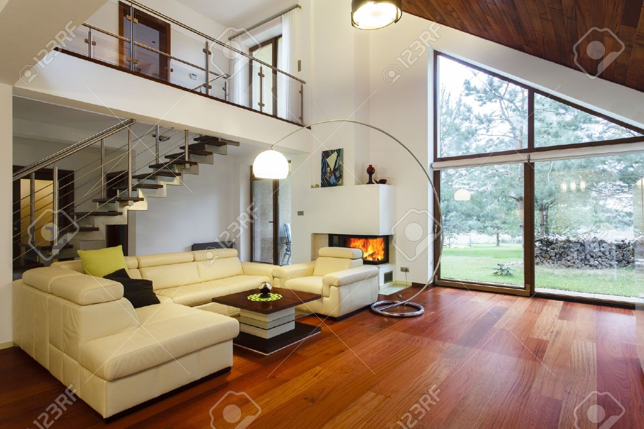 Designer haus mit zwischengeschoss und ein geräumiges wohnzimmer lizenzfreie bilder 15895764
