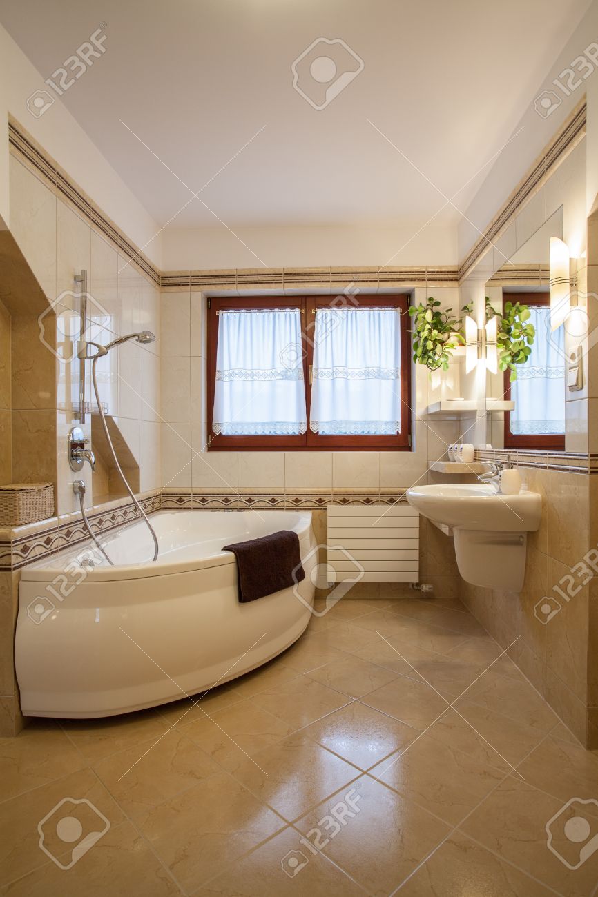 Salle De Bain Beige Avec Grande Baignoire Et Fenêtre Banque D\'Images ... Salle De Bain Beige Avec Grande Baignoire Et Fenêtre Banque D\'Images ...