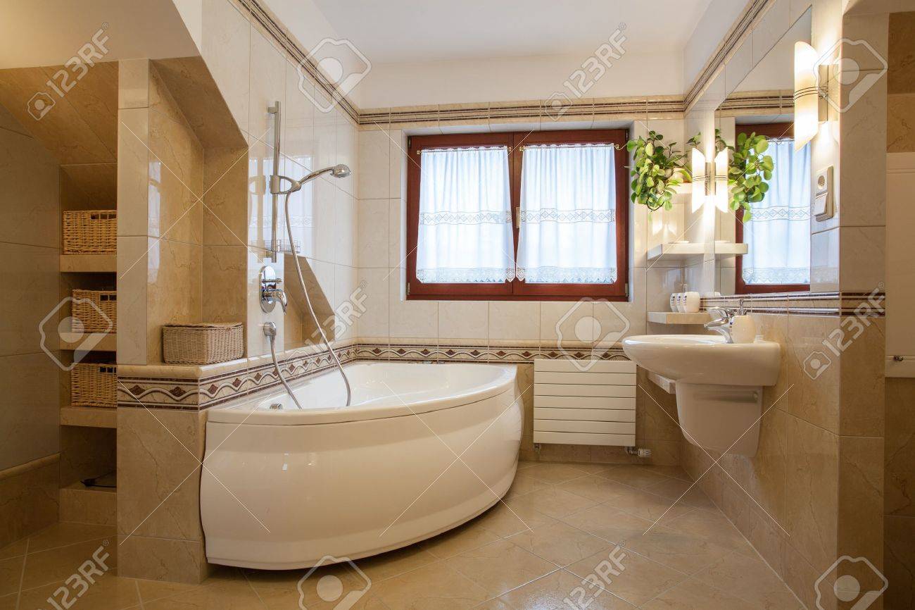 Intérieur Salle De Bain Contemporaine, Grande Baignoire Et Fenêtre ... Intérieur Salle De Bain Contemporaine, Grande Baignoire Et Fenêtre ...