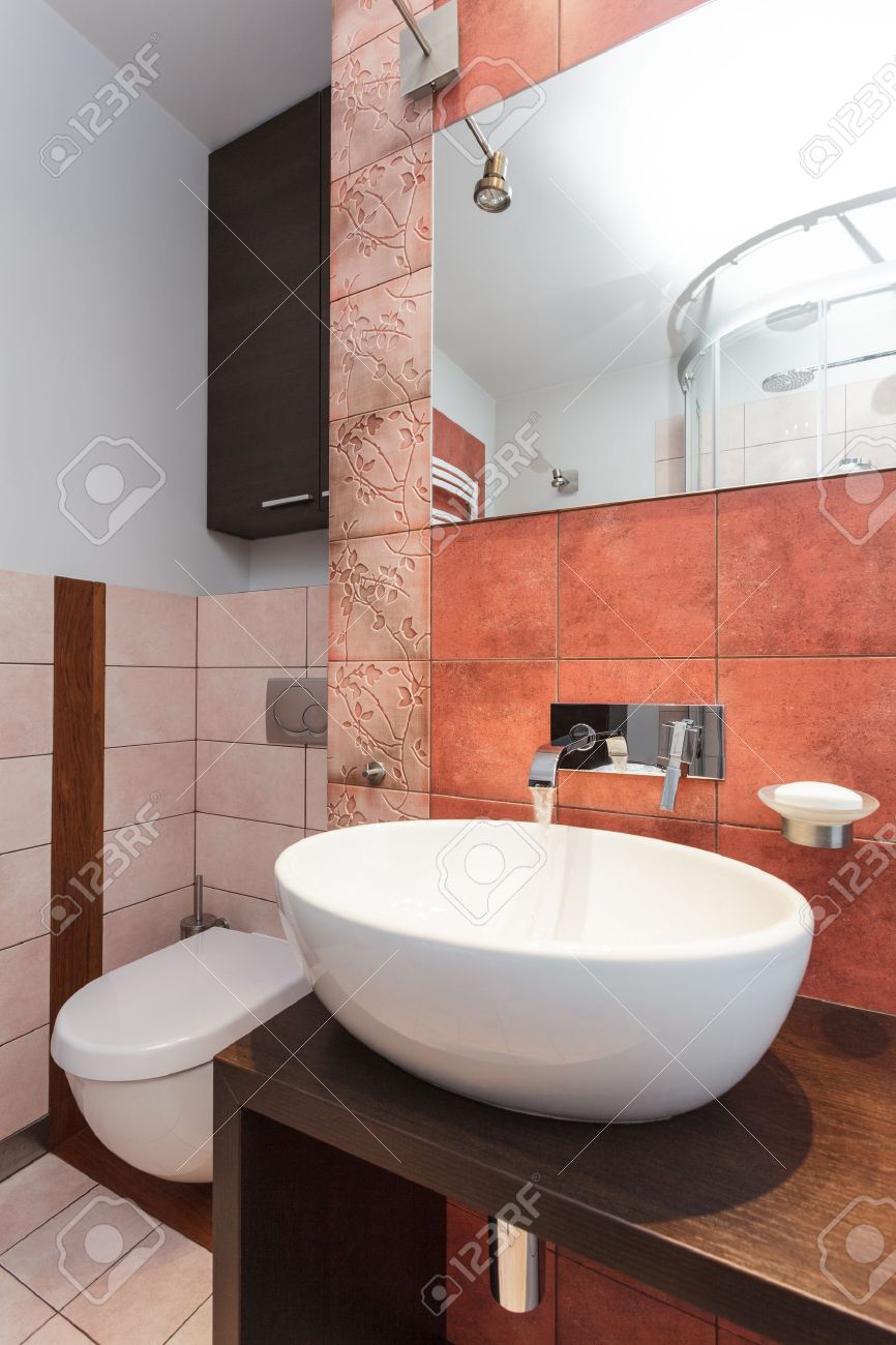 Geraumige Wohnung Modern Waschbecken Im Neuen Bad Innenraum Lizenzfreie Fotos Bilder Und Stock Fotografie Image