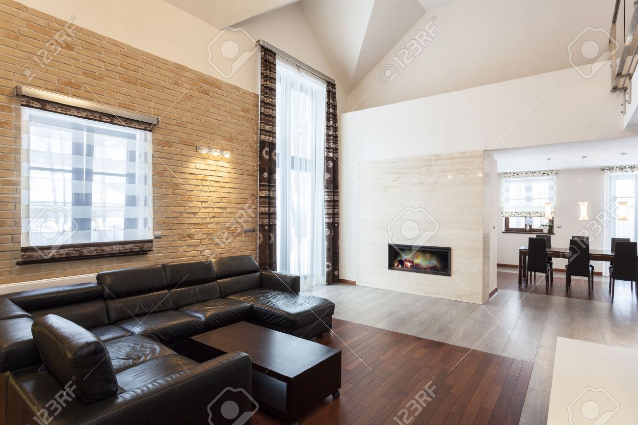 Großes Design - Modernes Wohnzimmer Mit Kamin Lizenzfreie Fotos ... Großes Design - Modernes Wohnzimmer Mit Kamin Lizenzfreie Fotos ...