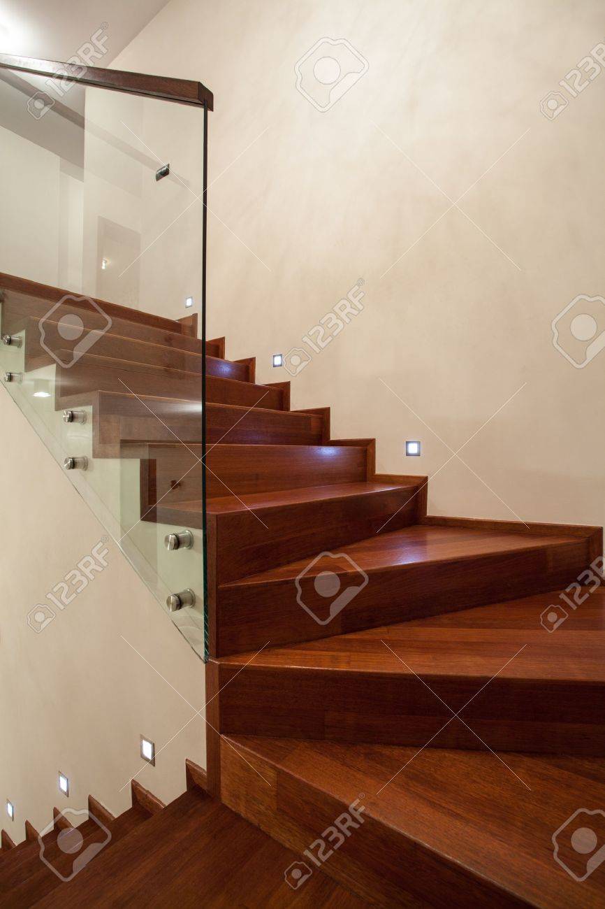 Scale di vetro. immagine delle scale di legno solide con la ... Scale di vetro