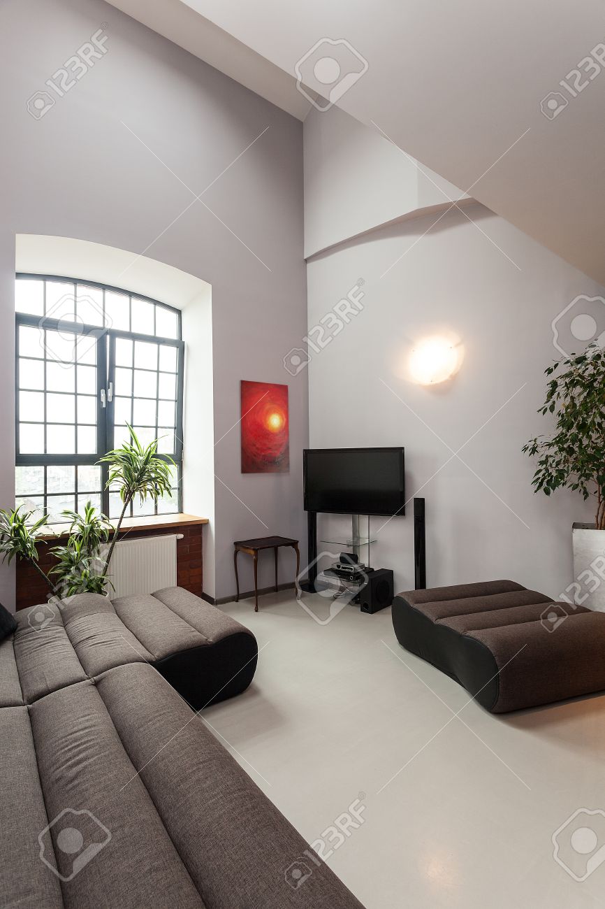 Interior Aus Einem Geräumigen Wohnzimmer Mit Moderner Kunst, Malerei ... Interior Aus Einem Geräumigen Wohnzimmer Mit Moderner Kunst, Malerei ...