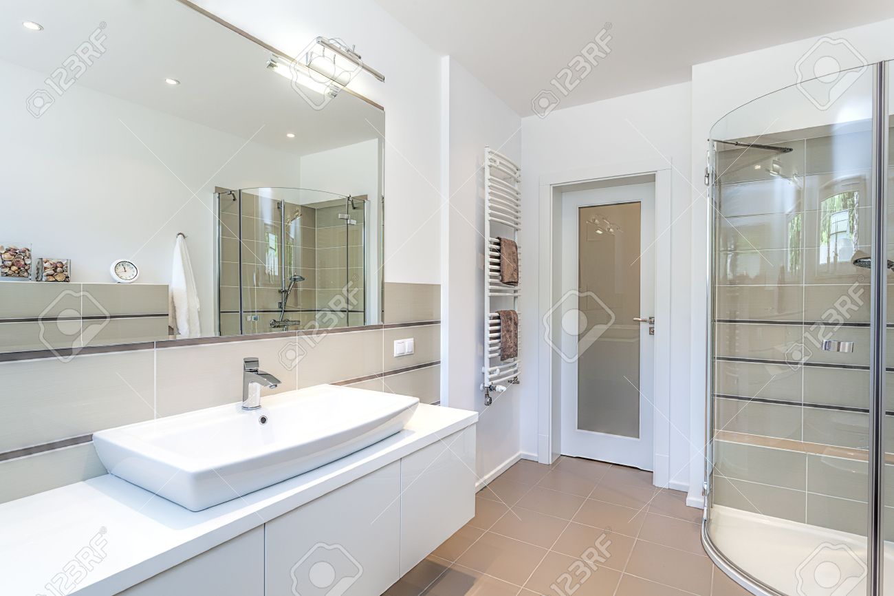 Salle De Bain Beige Et Blanc #15: Espace Lumineux - Une Salle De Bain Blanc Et Beige Avec Un Lavabo Et Une Douche Salle De Bain Beige Et Blanc #15: Espace Lumineux - Une Salle De Bain Blanc Et Beige Avec Un Lavabo Et Une Douche