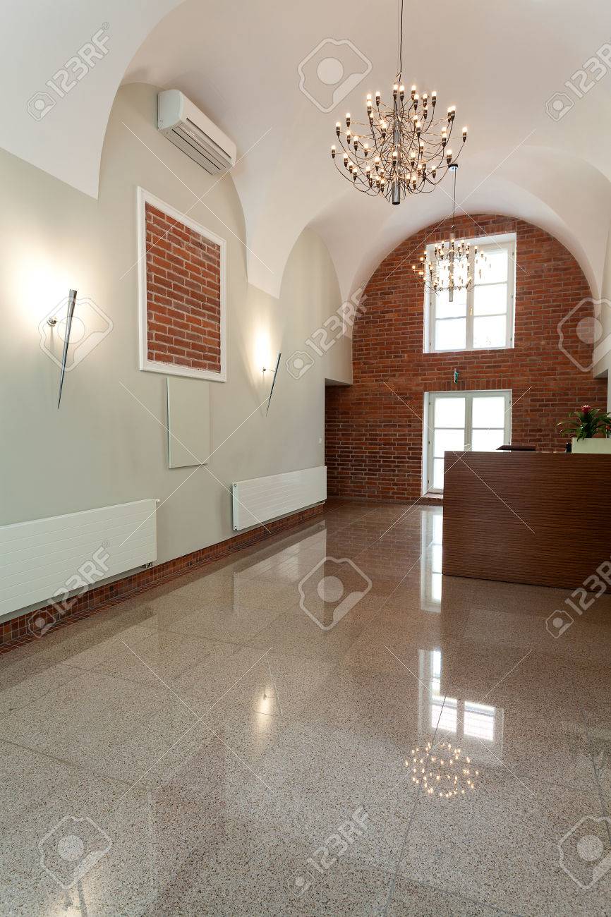 Interior Gotico Con Pared De Ladrillo Y Elegante Lampara De Arana