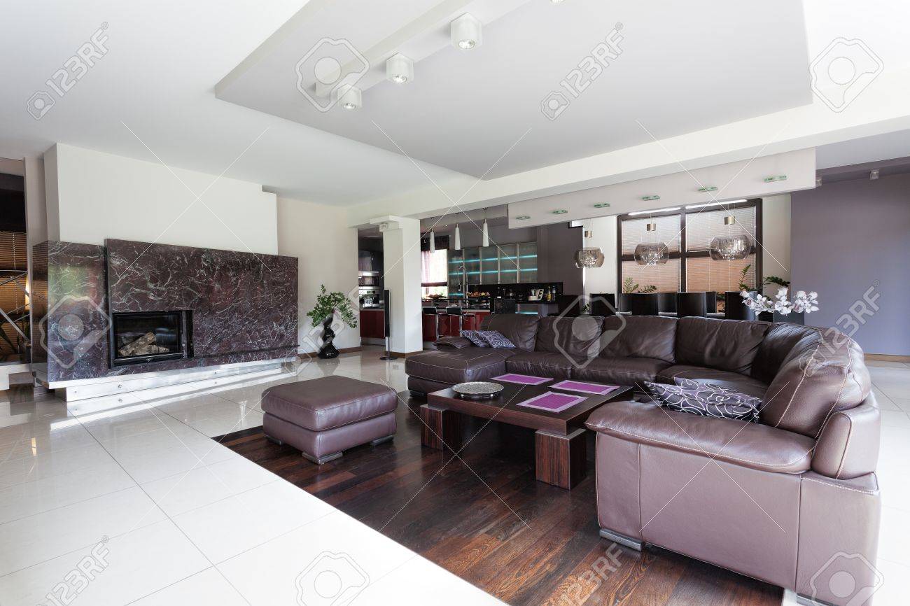 Geräumige Moderne Wohnzimmer Und Große Couch Lizenzfreie Fotos ... Geräumige Moderne Wohnzimmer Und Große Couch Lizenzfreie Fotos ...