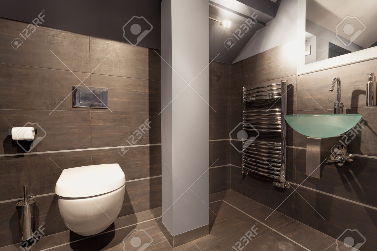 Szürke fürdÅszoba wc vel és üveg mosdó royalty free stock fotók ...