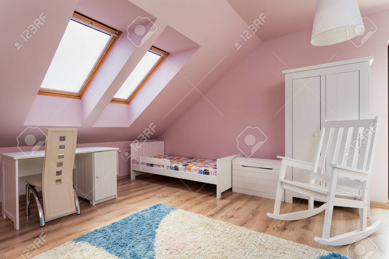 屋根裏部屋に都市アパート ピンクの部屋 の写真素材 画像素材 Image 屋根裏部屋に都市アパート ピンクの部屋 の写真素材 画像素材 Image