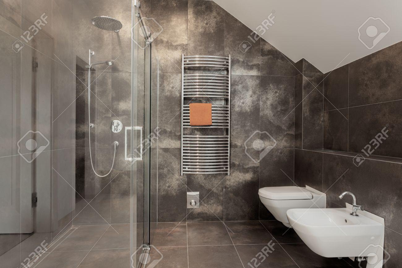Luxus badezimmer interieur mit großen glas dusche lizenzfreie