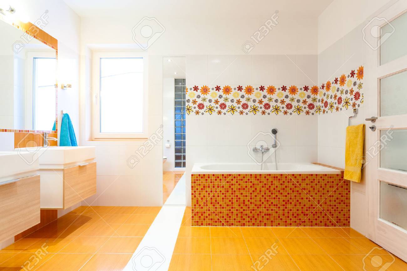 finest amazing nuevo cuarto de bao moderno con azulejos blancos y naranjas foto de archivo with cuartos de bao modernos azulejos with alicatado baos - Alicatado Baos finest amazing nuevo cuarto de bao moderno con azulejos blancos y naranjas foto de archivo with cuartos de bao modernos azulejos with alicatado baos - Alicatado Baos