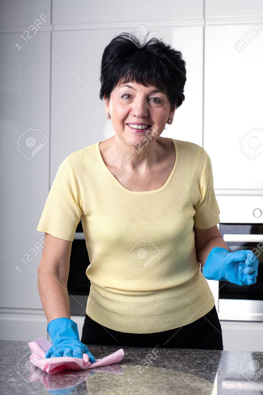 高齢者の女性が調理後キッチンを掃除です の写真素材 画像素材 Image 26172623