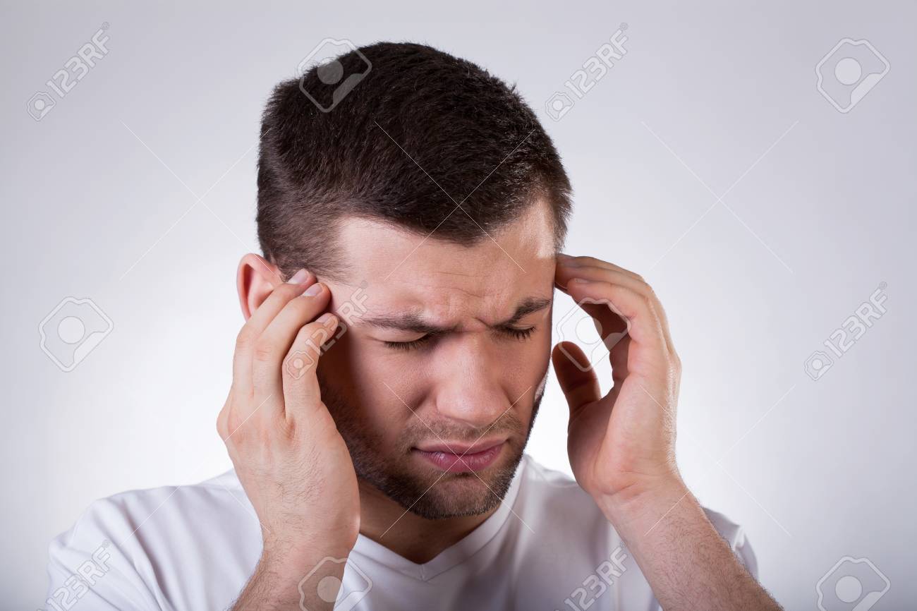 https://previews.123rf.com/images/bialasiewicz/bialasiewicz1402/bialasiewicz140200631/26201442-young-man-with-strong-headache-holding-his-temples.jpg