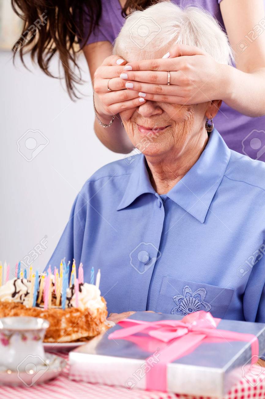 Fille Adulte Preparation Surprise Pour L Anniversaire De La Mere Banque D Images Et Photos Libres De Droits Image