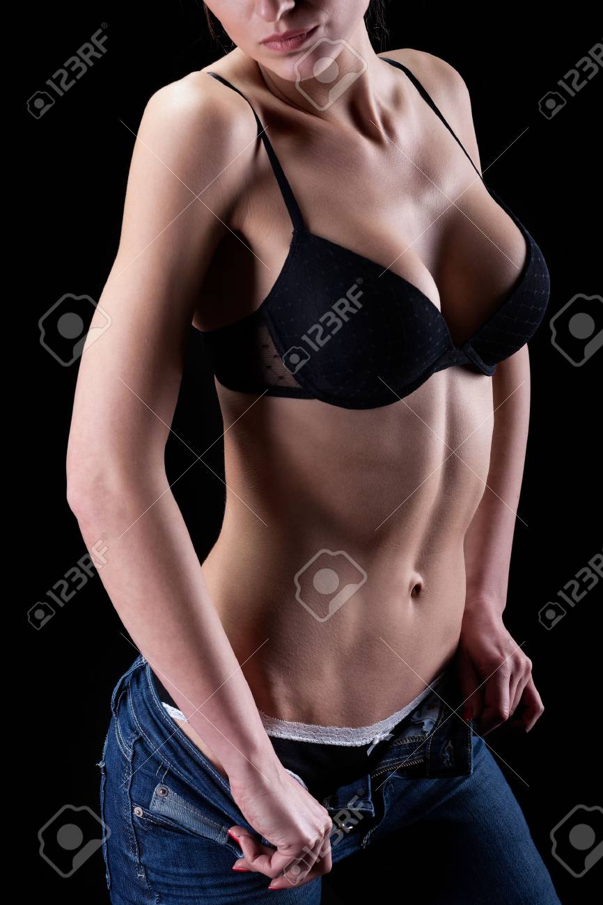 若い女性が官能的彼女の服を脱ぐ の写真素材 画像素材 Image 若い女性が官能的彼女の服を脱ぐ の写真素材 画像素材 Image