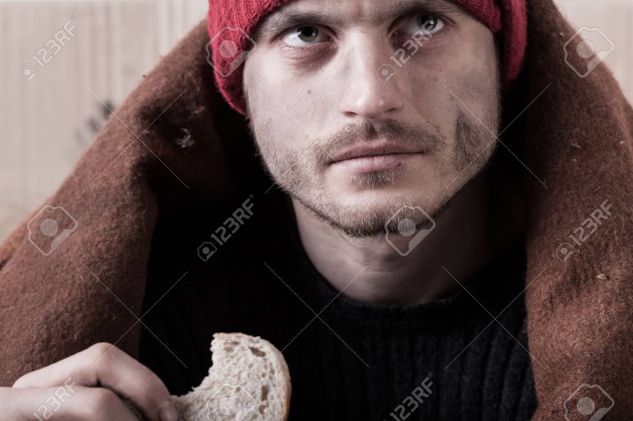 一切れのパンを食べるホームレスそして空腹の男 の写真素材 画像素材 Image 一切れのパンを食べるホームレスそして空腹の男 の写真素材 画像素材 Image
