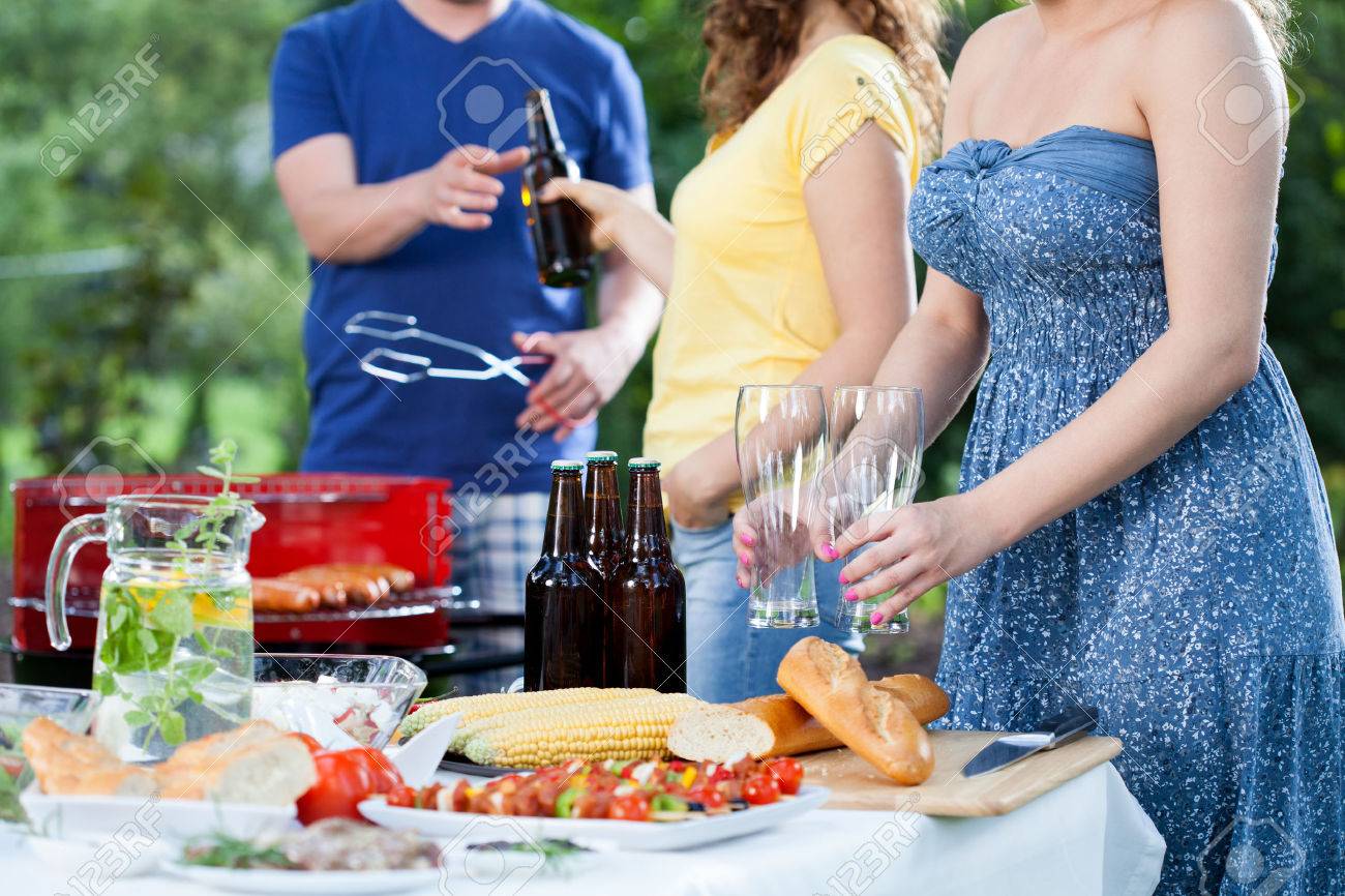 Junge Leute Grillen Und Spass Haben Mit Garten Grillparty Lizenzfreie Fotos Bilder Und Stock Fotografie Image 30204393