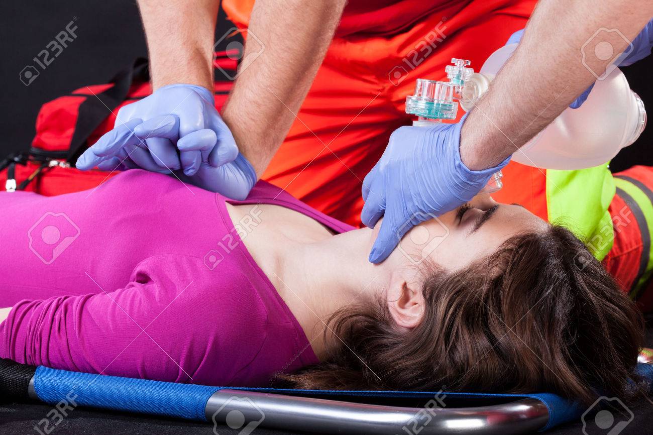 事故の犠牲者の心臓マッサージのクローズ アップ の写真素材 画像素材 Image