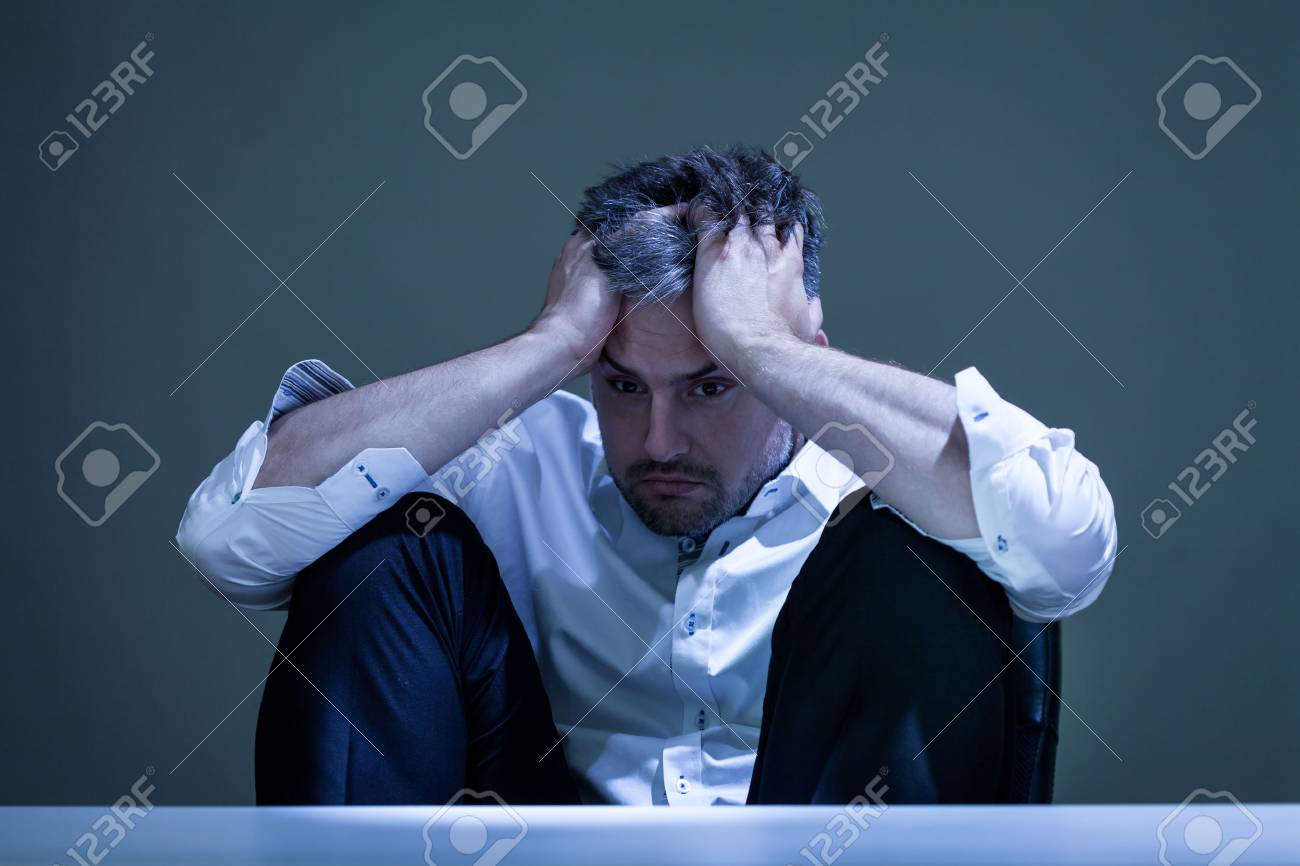 仕事で落ち込んでいる男の横の眺め の写真素材 画像素材 Image 仕事で落ち込んでいる男の横の眺め の写真素材 画像素材 Image